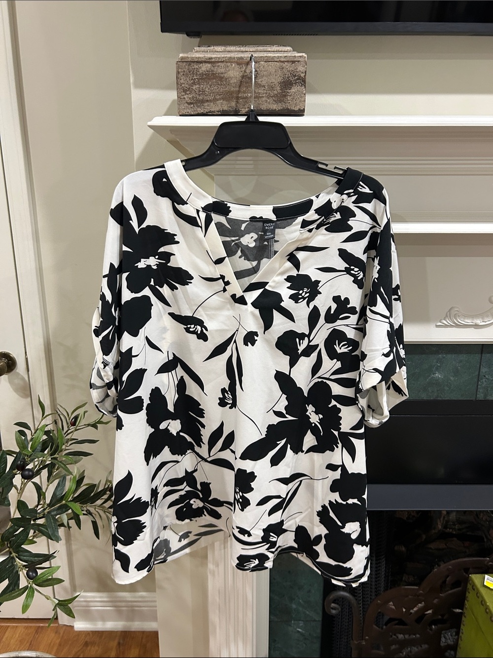 Women's Black & White Floral V-Neck Blouse
